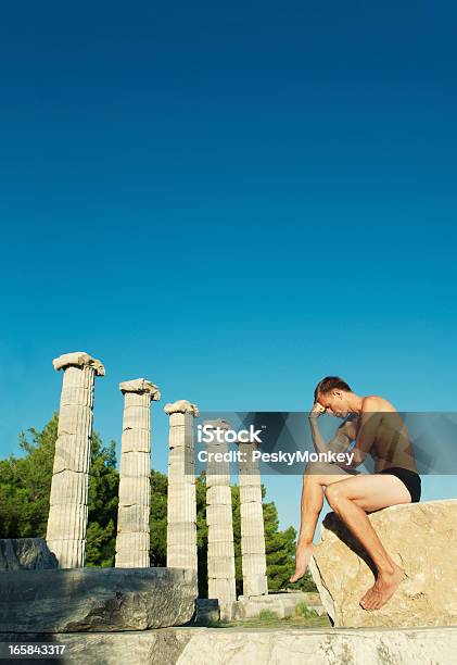 Foto de Homem Pensando Situase Próximo A Linha De Colunas e mais fotos de stock de Contemplação - Contemplação, Homens, O Pensador