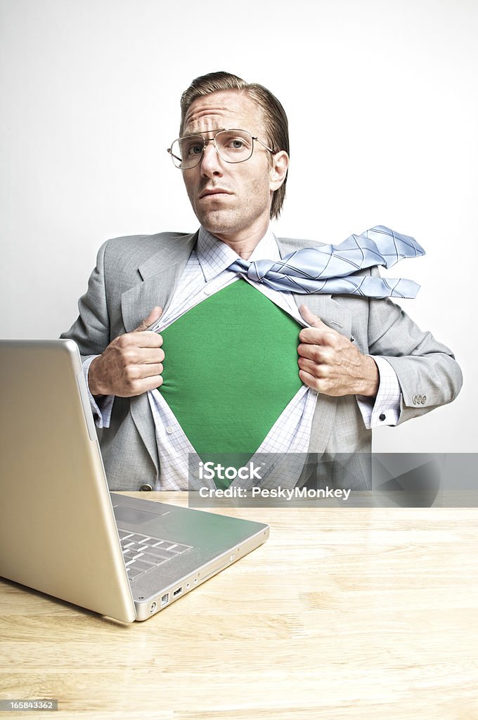 Verde superhéroe se deduce de su escritorio - Foto de stock de Oficina libre de derechos
