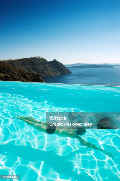 Lago Infinito Caldeira Ver Santorini Grécia - Fotografias de stock e mais imagens de Descontrair - Descontrair, Homens, Adulto