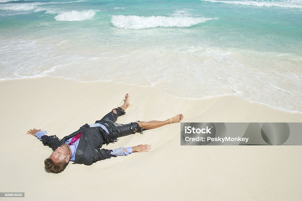 Naufrago Uomo d'affari davanti a intrecciato sulla spiaggia tropicale - Foto stock royalty-free di Naufrago