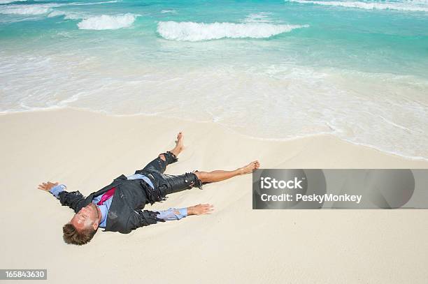 Naufrago Uomo Daffari Davanti A Intrecciato Sulla Spiaggia Tropicale - Fotografie stock e altre immagini di Naufrago