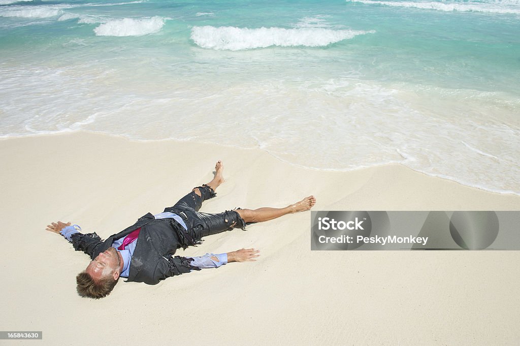 Castaway Empresário está preso na praia Tropical Beach - Foto de stock de Náufrago royalty-free