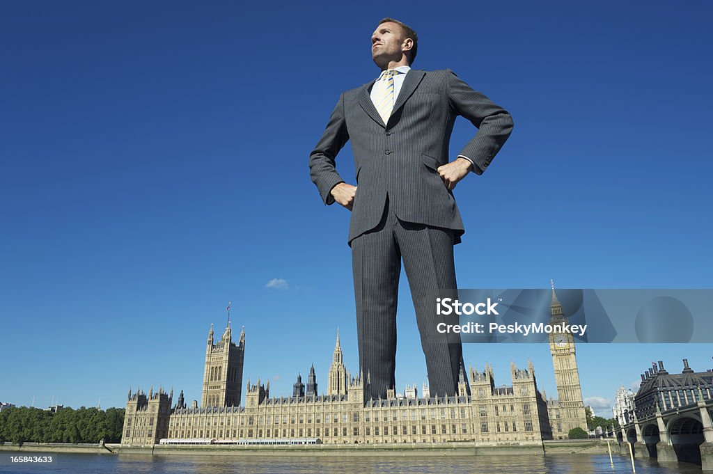 巨大なビジネスマン;タワーズを Westminster Palace ロンドン - 巨人のロイヤリティフリーストックフォト