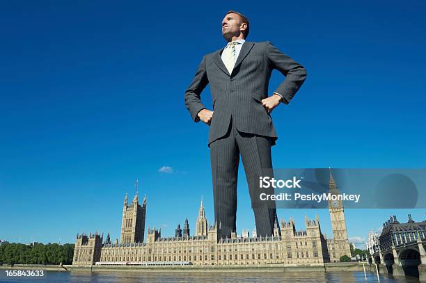 巨大なビジネスマンタワーズを Westminster Palace ロンドン - 巨人のストックフォトや画像を多数ご用意 - 巨人, 大きい, 特大