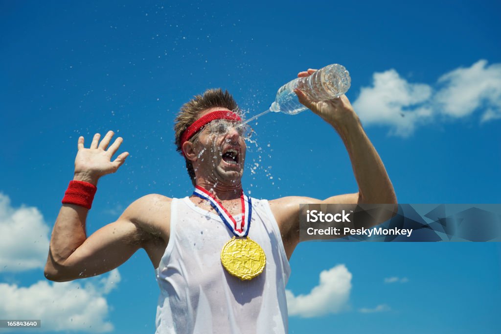 Medalla de oro Nerd atleta su rostro con salpicaduras de agua - Foto de stock de Nerdo libre de derechos