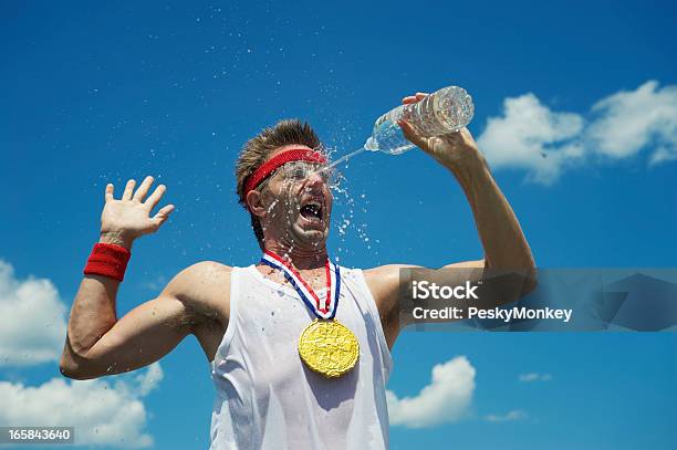 Medalla De Oro Nerd Atleta Su Rostro Con Salpicaduras De Agua Foto de stock y más banco de imágenes de Nerdo