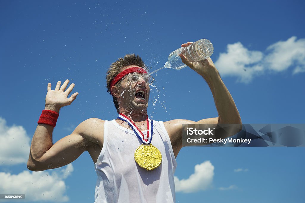 Złoty Medal Nerd sportowiec rozpryskami jego twarzy z wodą - Zbiór zdjęć royalty-free (Nerd)