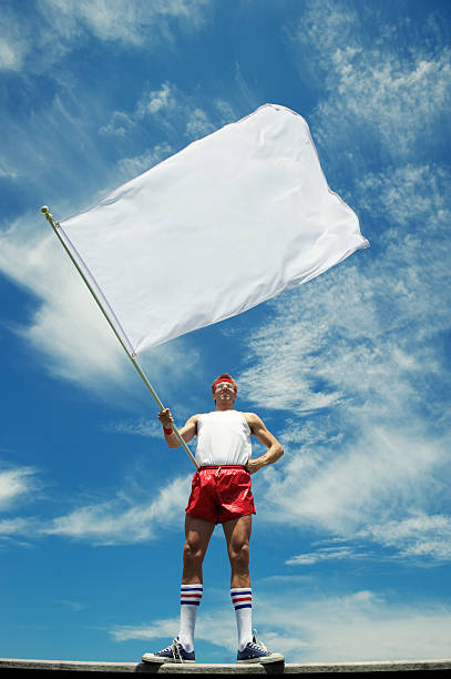 grand dadais athlète se vide drapeau blanc bleu ciel - red flag flag sports flag sports and fitness photos et images de collection