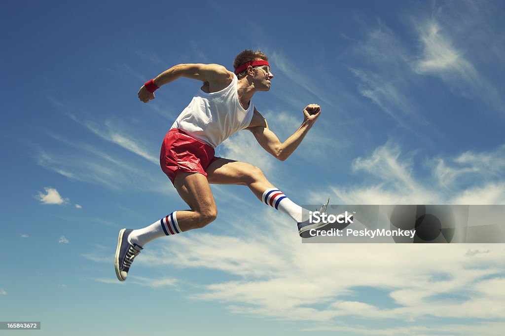 Nerd atleta obstáculo saltos céu azul - Foto de stock de Humor royalty-free