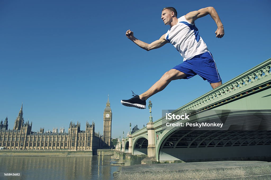 Athlet springt über die Westminster Bridge London - Lizenzfrei Brücke Stock-Foto