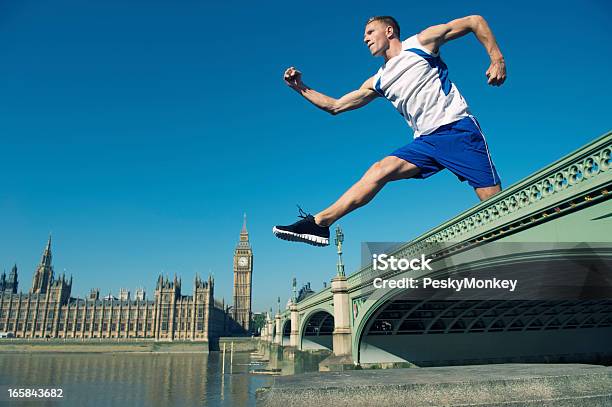 Athlet Springt Über Die Westminster Bridge London Stockfoto und mehr Bilder von Brücke - Brücke, Hochspringen, Aktiver Lebensstil