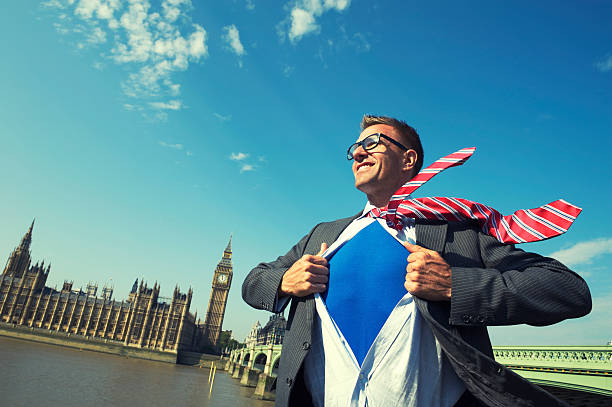 sonriendo superhéroe miembro del parlamento ejecutivo s'encuentra en la ciudad de londres - bridge confidence inspiration motivation fotografías e imágenes de stock