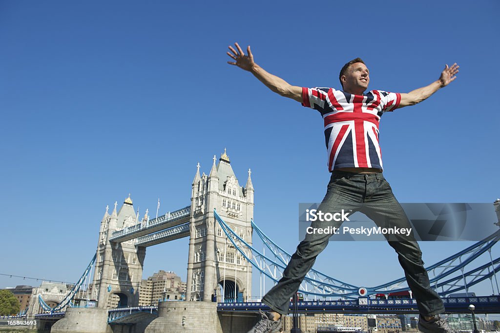 Homme en T-Shirt à drapeau britannique Union Jack sauts de ligne d'horizon de Londres - Photo de Adulte libre de droits