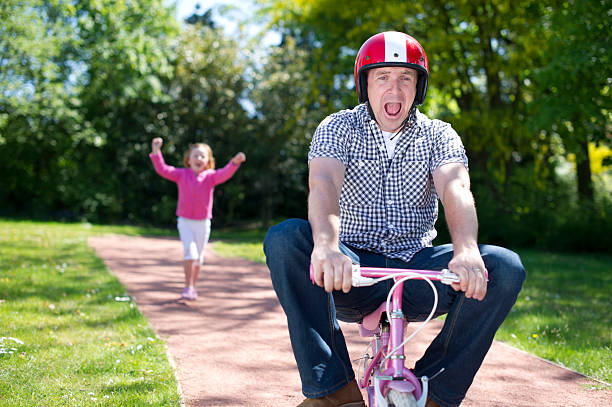 papà equitazione solo - bicycle cycling men riding foto e immagini stock