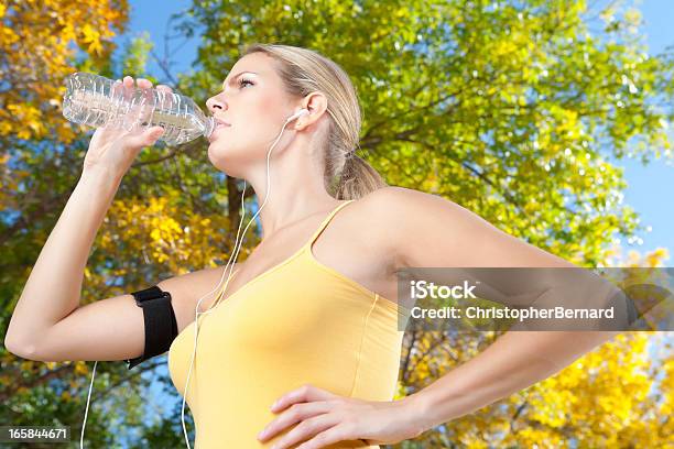 Mujer Corredor De Agua Potable Foto de stock y más banco de imágenes de 20-24 años - 20-24 años, Actividad, Actividades recreativas