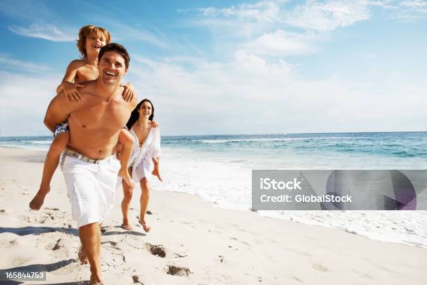 Foto de Família Desfrutar De Suas Férias De Verão Na Praia e mais fotos de stock de 30 Anos - 30 Anos, Adulto, Alegria