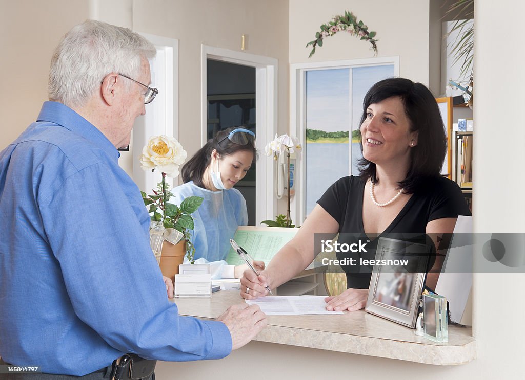 Il check-In per un appuntamento medica - Foto stock royalty-free di Receptionist