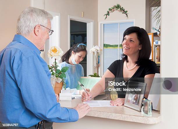 Il Checkin Per Un Appuntamento Medica - Fotografie stock e altre immagini di Receptionist - Receptionist, Ambulatorio medico, Ambulatorio dentistico