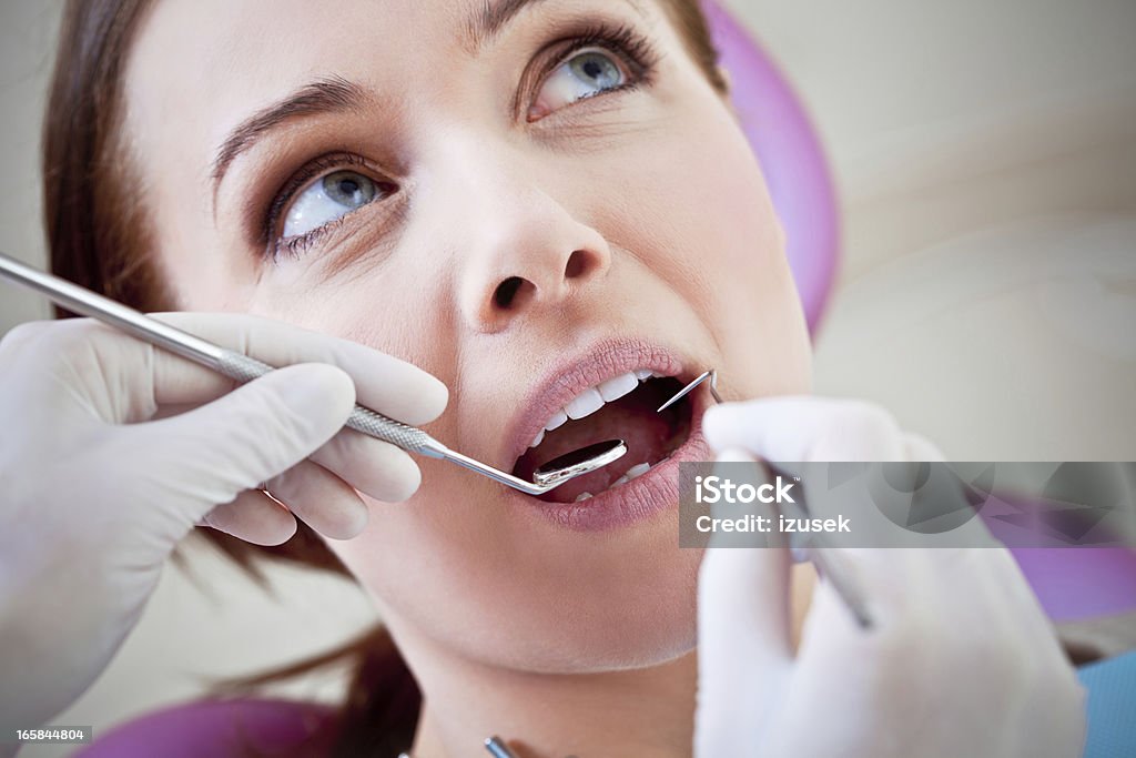 Dental paciente cómo examinados por dentista - Foto de stock de Adulto libre de derechos