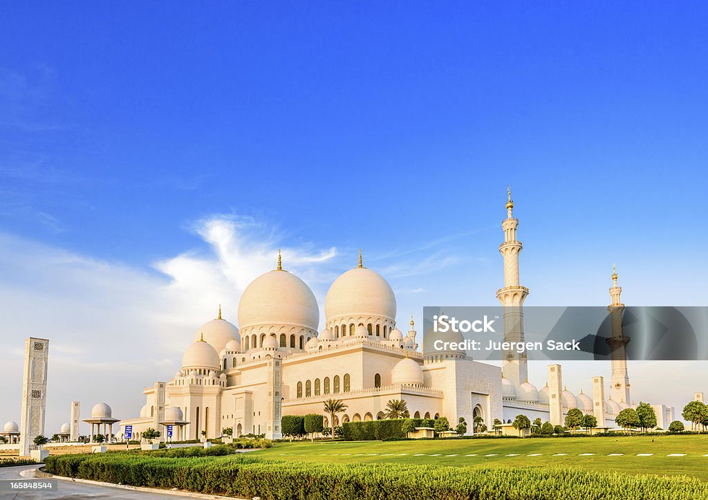 Sera luce alla Moschea Sheikh Zayed di Abu Dhabi - Foto stock royalty-free di Moschea