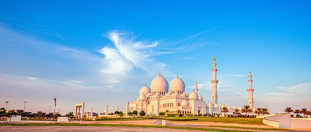 sheikh zayed mosque in evening light - abu dhabi stok fotoğraflar ve resimler