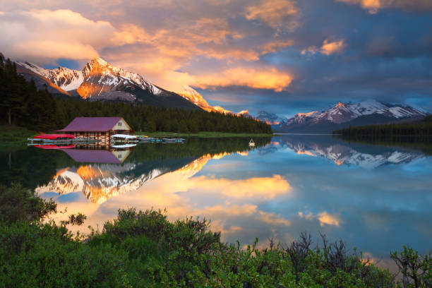 istock Maligne Lake Fire and Ice 165852324