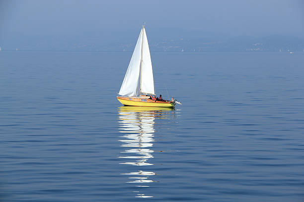 segelboot - solitude remote sailboat horizontal stock-fotos und bilder