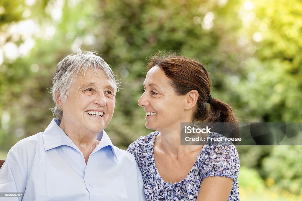 Mujer mayor y el cuidador - Foto de stock de Asistencia de la comunidad libre de derechos