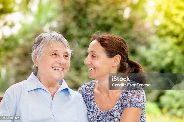 Mujer Mayor Y El Cuidador Foto de stock y más banco de imágenes de Asistencia de la comunidad - Asistencia de la comunidad, Tercera edad, 80-89 años