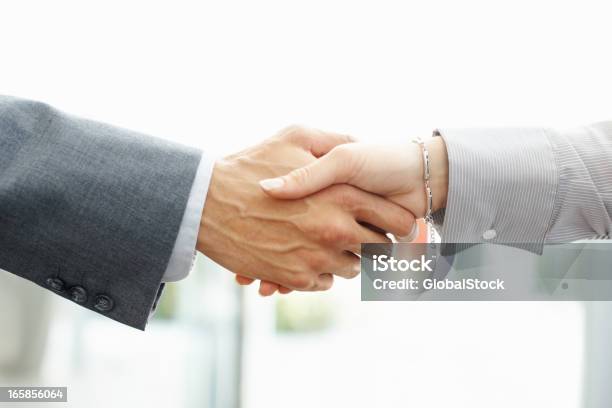 Business Handshake Stockfoto und mehr Bilder von Die Kluft überbrücken - Die Kluft überbrücken, Respekt, Abmachung