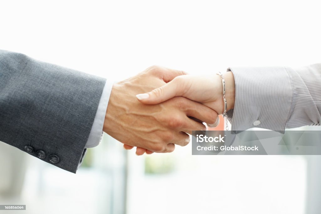 Di affari handshake - Foto stock royalty-free di Bridging The Gap - Modo di dire inglese