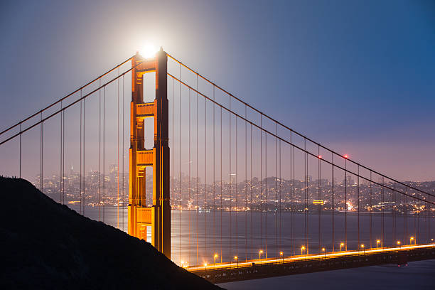 luna piena dietro golden gate bridge - golden gate bridge san francisco county san francisco bay bay foto e immagini stock