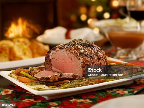 Weihnachten Roast Beef Abendessen Stockfoto und mehr Bilder von Gebratene Hochrippe - Gebratene Hochrippe, Warmes Abendessen, Weihnachten