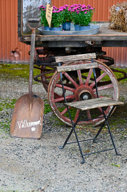 istock Rusty shovel with the text Welcome in Swedish 1658608609