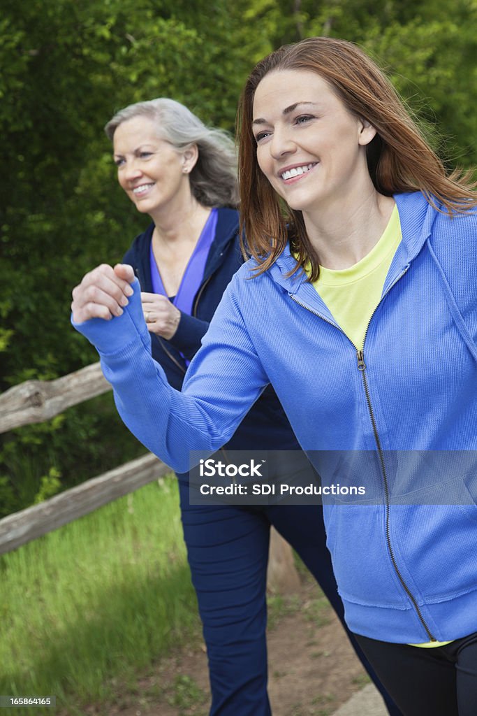 Felizes mulheres velocidade a pé do lado de fora em um parque - Foto de stock de Adulto royalty-free