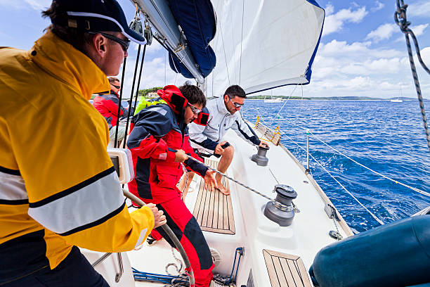 appuntare una barca a vela vela doppia - sailing sailboat regatta teamwork foto e immagini stock