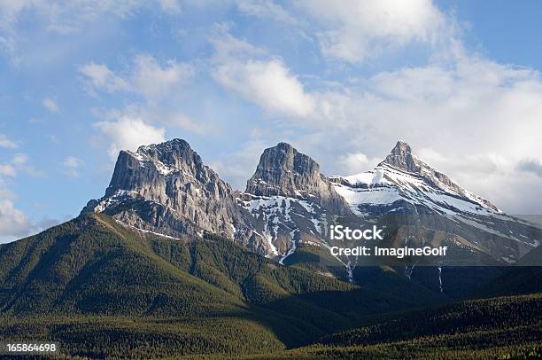 Three Sisters In Canmore Stockfoto und mehr Bilder von Three Sisters-Berge - Three Sisters-Berge, Berggipfel, Drei Gegenstände