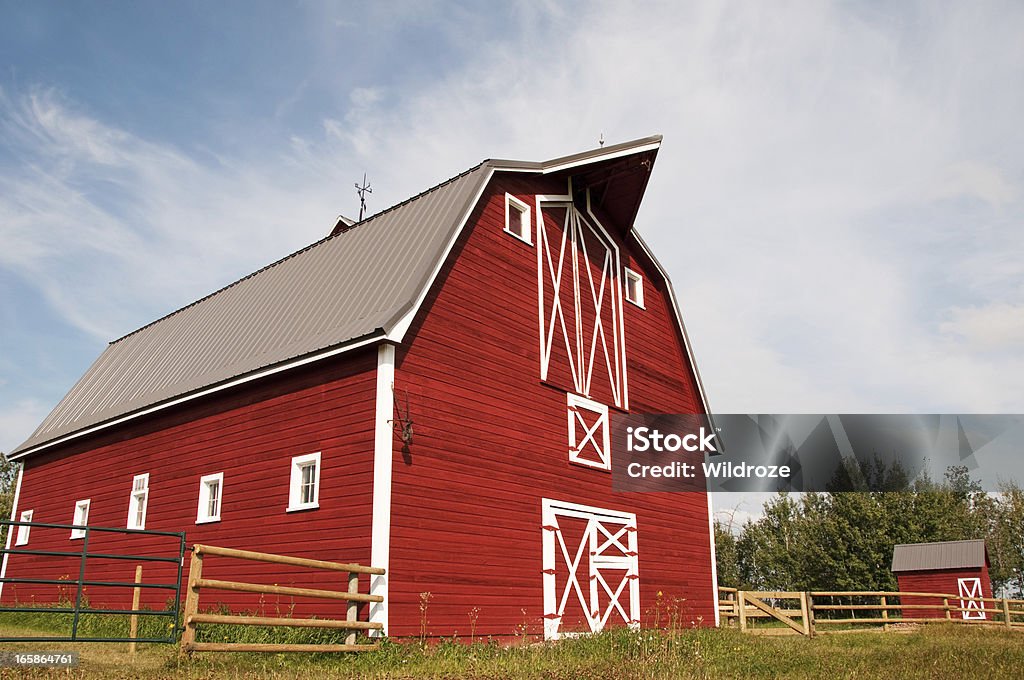 Rosso brillante barn sulla farm - Foto stock royalty-free di Fienile rosso