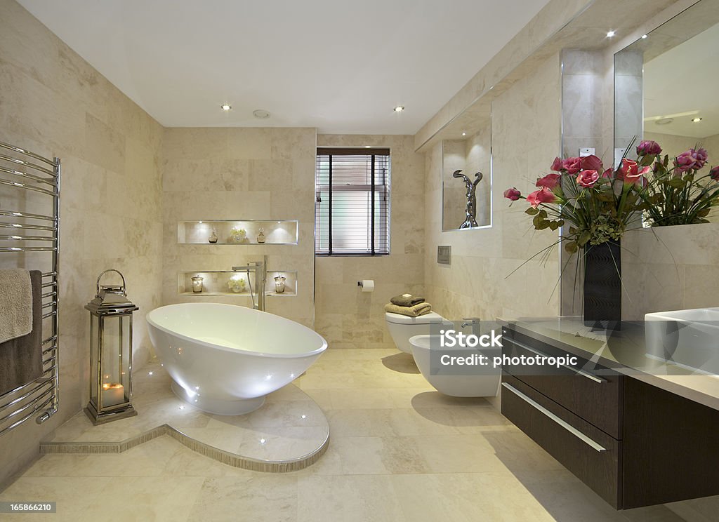 Bagno elegante con fiori - Foto stock royalty-free di Bagno