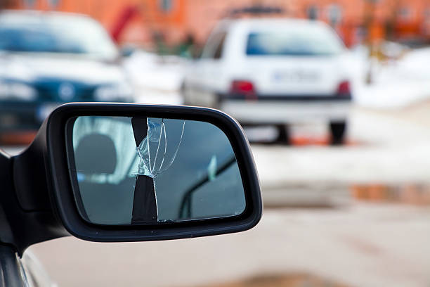 сломанный автомобиль зеркало - side view mirror стоковые фото и изображения