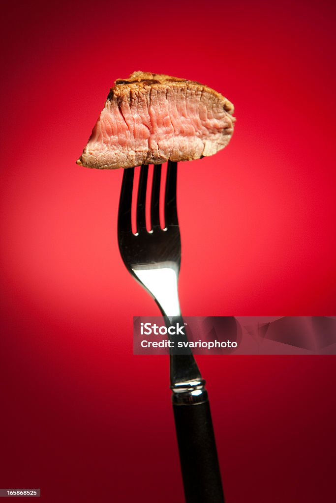 Модель с стейк на гриле - Стоковые фото Мясо роялти-фри