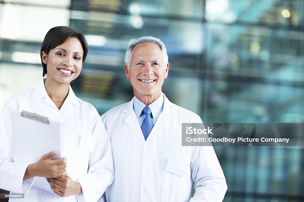 Sorridente médico maduro com colega - Royalty-free Doutor Foto de stock