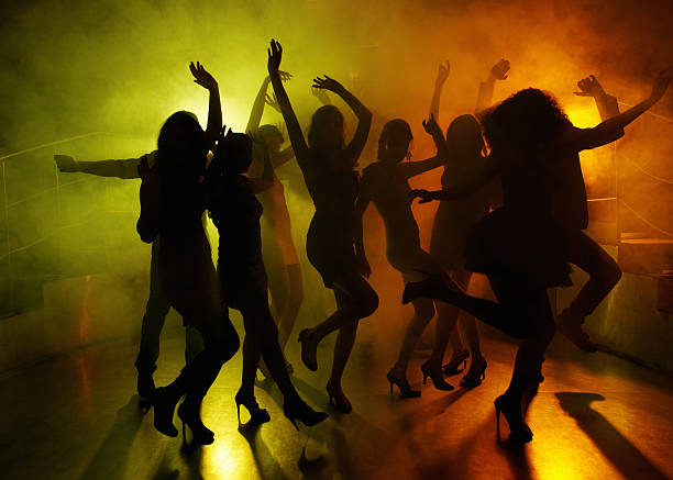 люди веселятся на танцпол в ночной клуб - dancing floor стоковые фото и изображения