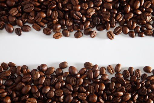 arrangment of the coffee bean on the plain background