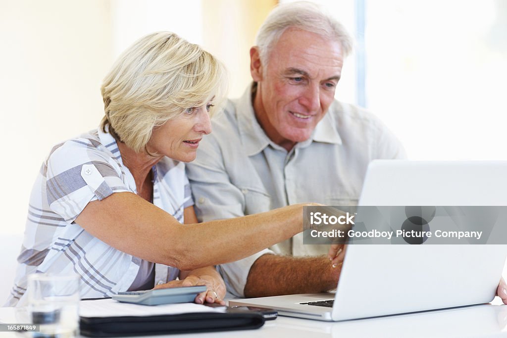 Coppia Senior discutendo famiglia budget - Foto stock royalty-free di Coppia anziana