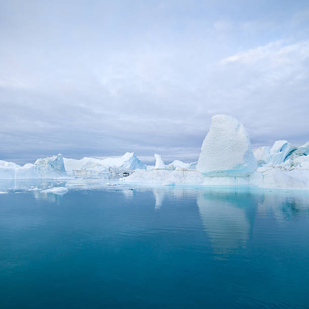 deep blue arctic icebergs groenlandia - illulisaat fotografías e imágenes de stock