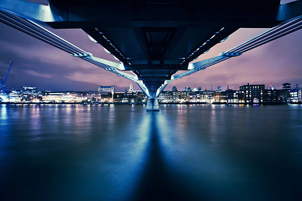 london millenium bridge di notte - millennium footbridge foto e immagini stock