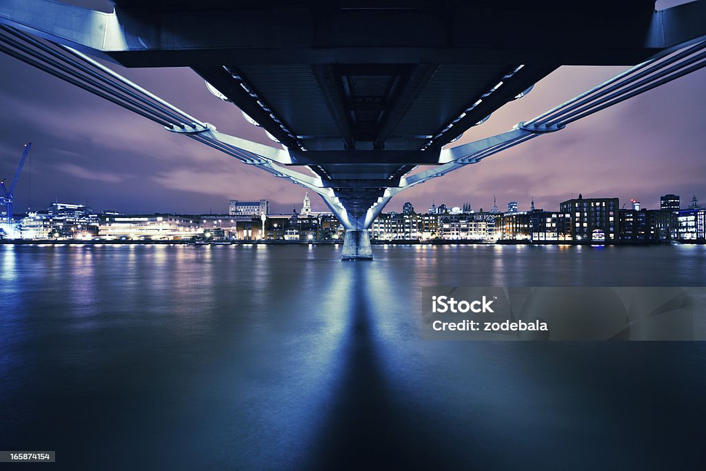 Londres Millenium Bridge à noite - Foto de stock de Ponte de Londres - Inglaterra royalty-free