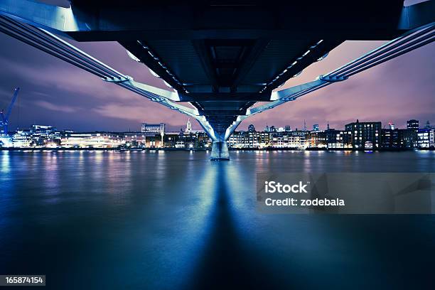 Foto de Londres Millenium Bridge À Noite e mais fotos de stock de Ponte de Londres - Inglaterra - Ponte de Londres - Inglaterra, Ponte, Abaixo