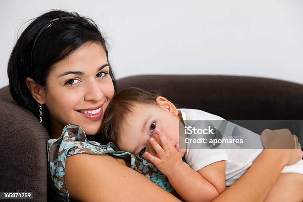Foto de Jovem Mãe Deitada No Sofá De Dormir Uma Bebê Menina e mais fotos de stock de 25-30 Anos